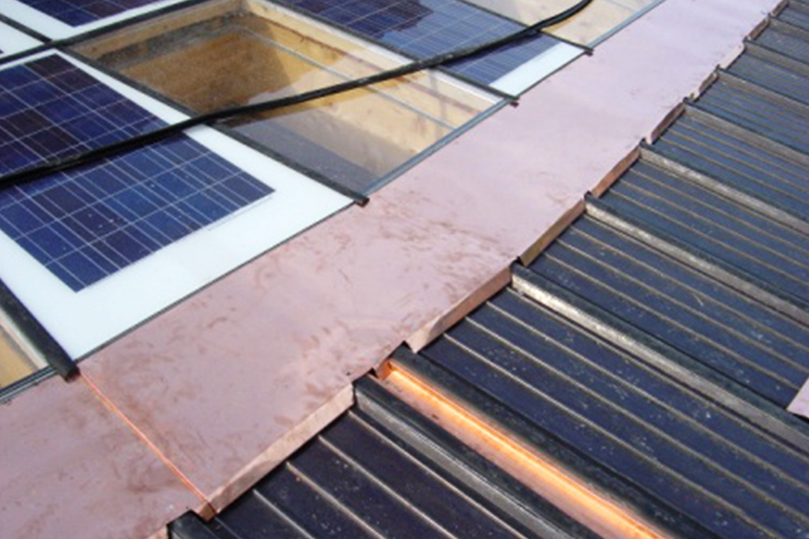 Rova Lattonerie - Copertura aggraffata conica in rame mm 0,6 con raccordi pannelli fotovoltaico e solari